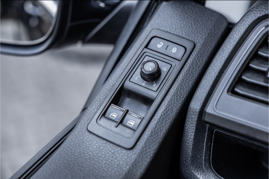 Volkswagen Transporter 2.0 TDI 150 PK L2H1 | Bi-Xenon | ACC | Navigatie | CarPlay | 3-Zitter | Elek achterklep | Trekhaak | Nieuwe APK | Orig. NL Auto