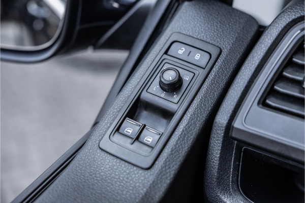Volkswagen Transporter 2.0 TDI 150 PK L2H1 | Bi-Xenon | ACC | Navigatie | CarPlay | 3-Zitter | Elek achterklep | Trekhaak | Nieuwe APK | Orig. NL Auto