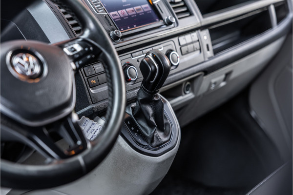 Volkswagen Transporter 2.0 TDI 150 PK L2H1 | Bi-Xenon | ACC | Navigatie | CarPlay | 3-Zitter | Elek achterklep | Trekhaak | Nieuwe APK | Orig. NL Auto