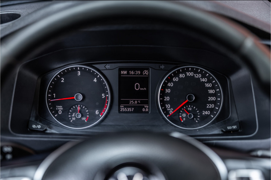 Volkswagen Transporter 2.0 TDI 150 PK L2H1 | Bi-Xenon | ACC | Navigatie | CarPlay | 3-Zitter | Elek achterklep | Trekhaak | Nieuwe APK | Orig. NL Auto