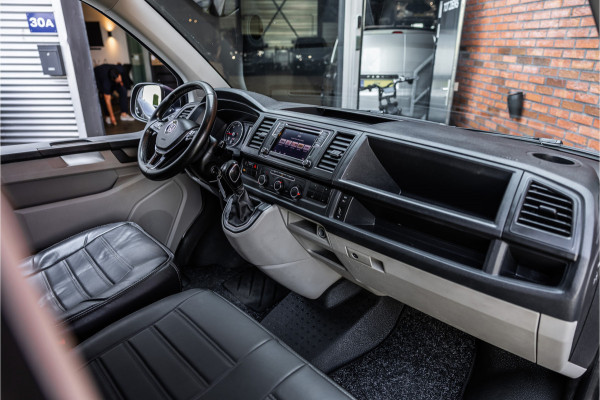 Volkswagen Transporter 2.0 TDI 150 PK L2H1 | Bi-Xenon | ACC | Navigatie | CarPlay | 3-Zitter | Elek achterklep | Trekhaak | Nieuwe APK | Orig. NL Auto