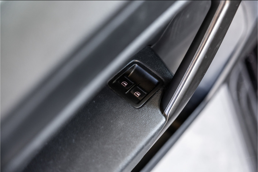 Volkswagen Caddy 2.0 TDI L2H1 Maxi C-Edition | ACC | Bi-Xenon | Orig. NL Auto | CarPlay | Navigatie | DAB | DSG | PDC | Nieuwe APK | NAP Logisch