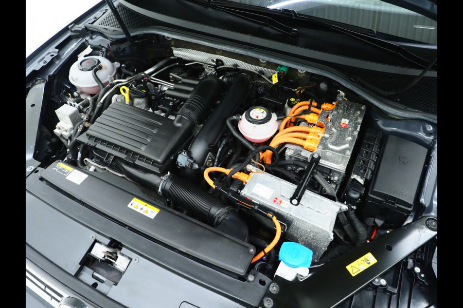 Volkswagen Passat Variant 1.4 TSI PHEV GTE | Panoramadak | Leder | Trekhaak | Massage | Adaptive Cruise | Camera | Dodehoek