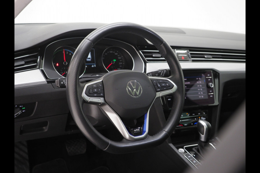 Volkswagen Passat Variant 1.4 TSI PHEV GTE | Panoramadak | Leder | Trekhaak | Massage | Adaptive Cruise | Camera | Dodehoek
