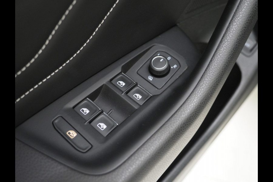 Volkswagen Passat Variant 1.4 TSI PHEV GTE | Panoramadak | Leder | Trekhaak | Massage | Adaptive Cruise | Camera | Dodehoek
