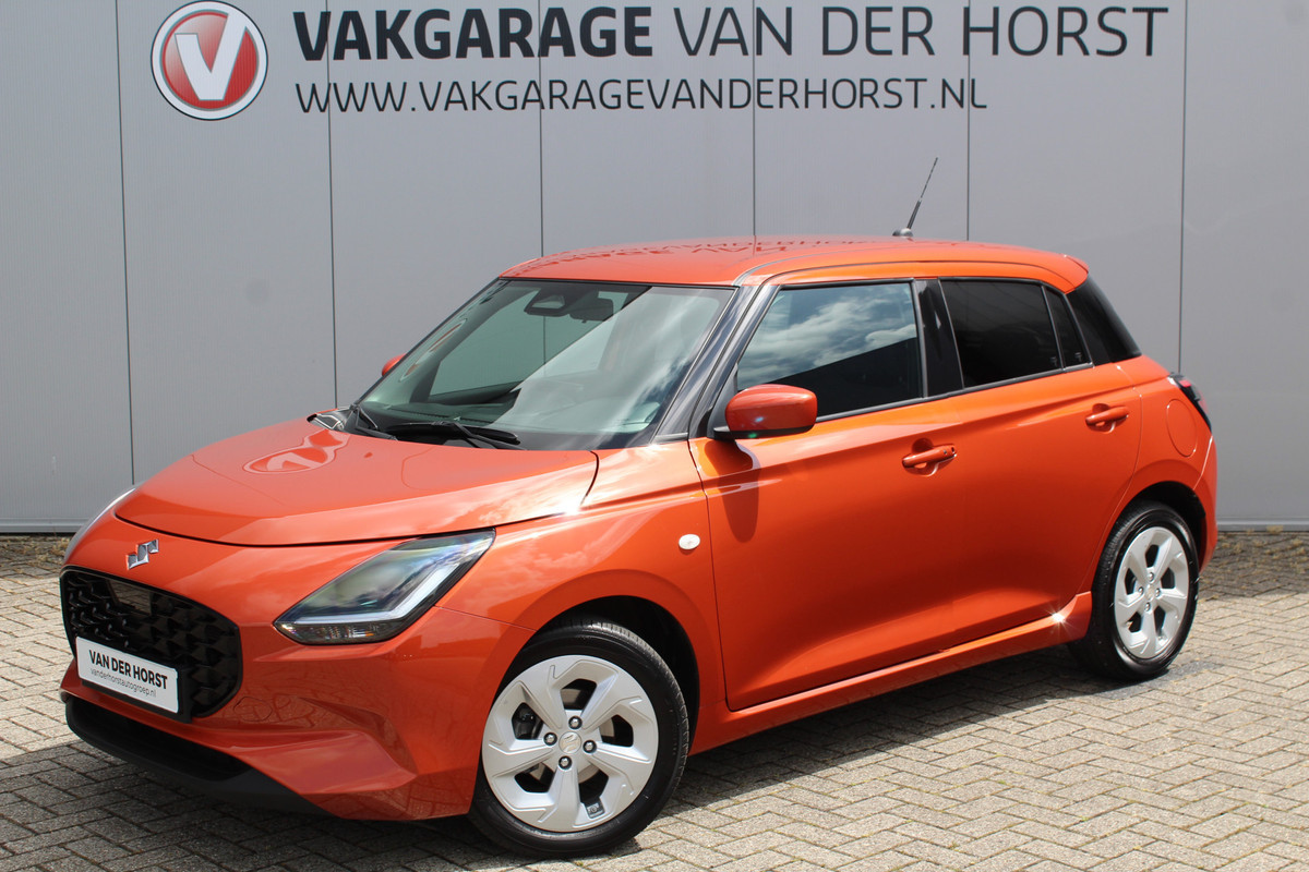 Suzuki Swift 1.2-83 pk MHEV Select Smart-Hybrid 5drs. Zeer betrouwbare en luxe wagen ! Slechts 15.000km ! Cruise Cntrl, LED verl., Airco, Navigatie, Stoelverwarm., Camera, Keyless entry & start, LM wielen, Metallic lak, Side- en lane assist etc.