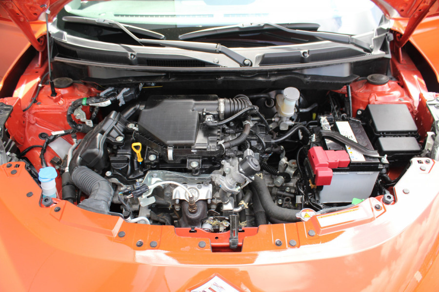 Suzuki Swift 1.2-83 pk MHEV Select Smart-Hybrid 5drs. Zeer betrouwbare en luxe wagen ! Slechts 15.000km ! Cruise Cntrl, LED verl., Airco, Navigatie, Stoelverwarm., Camera, Keyless entry & start, LM wielen, Metallic lak, Side- en lane assist etc.