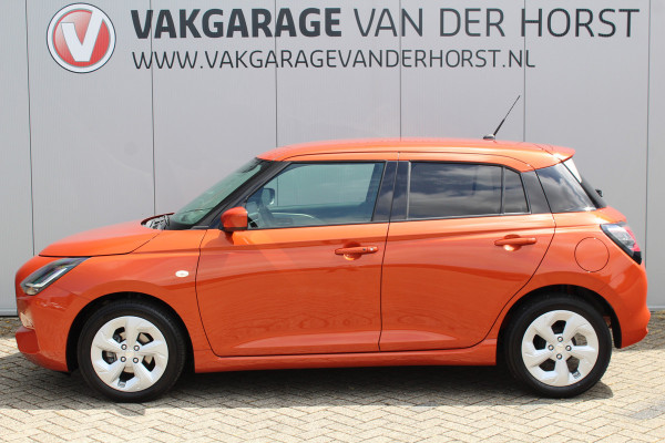 Suzuki Swift 1.2-83 pk MHEV Select Smart-Hybrid 5drs. Zeer betrouwbare en luxe wagen ! Slechts 15.000km ! Cruise Cntrl, LED verl., Airco, Navigatie, Stoelverwarm., Camera, Keyless entry & start, LM wielen, Metallic lak, Side- en lane assist etc.