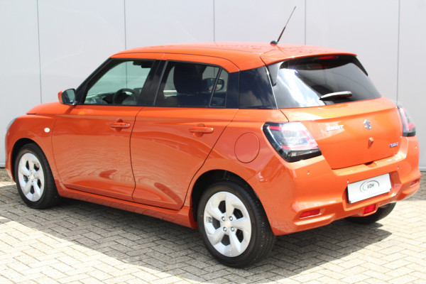 Suzuki Swift 1.2-83 pk MHEV Select Smart-Hybrid 5drs. Zeer betrouwbare en luxe wagen ! Slechts 15.000km ! Cruise Cntrl, LED verl., Airco, Navigatie, Stoelverwarm., Camera, Keyless entry & start, LM wielen, Metallic lak, Side- en lane assist etc.