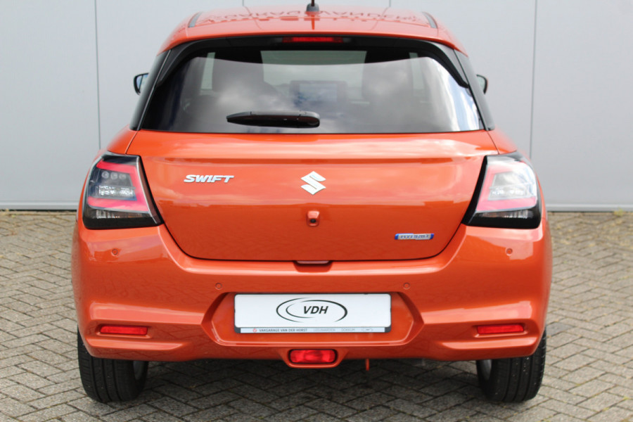 Suzuki Swift 1.2-83 pk MHEV Select Smart-Hybrid 5drs. Zeer betrouwbare en luxe wagen ! Slechts 15.000km ! Cruise Cntrl, LED verl., Airco, Navigatie, Stoelverwarm., Camera, Keyless entry & start, LM wielen, Metallic lak, Side- en lane assist etc.