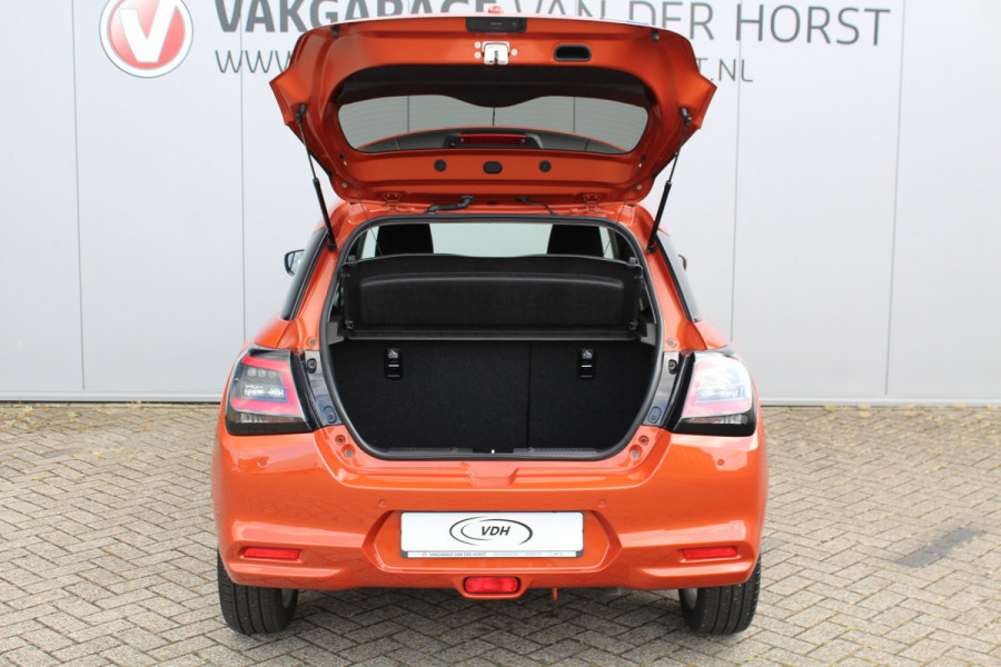 Suzuki Swift 1.2-83 pk MHEV Select Smart-Hybrid 5drs. Zeer betrouwbare en luxe wagen ! Slechts 15.000km ! Cruise Cntrl, LED verl., Airco, Navigatie, Stoelverwarm., Camera, Keyless entry & start, LM wielen, Metallic lak, Side- en lane assist etc.