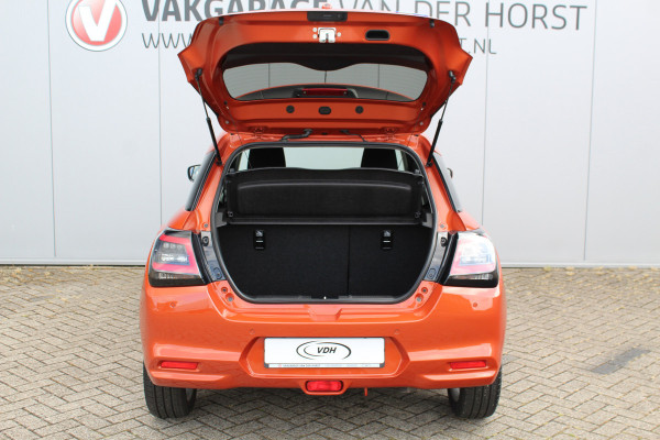 Suzuki Swift 1.2-83 pk MHEV Select Smart-Hybrid 5drs. Zeer betrouwbare en luxe wagen ! Slechts 15.000km ! Cruise Cntrl, LED verl., Airco, Navigatie, Stoelverwarm., Camera, Keyless entry & start, LM wielen, Metallic lak, Side- en lane assist etc.