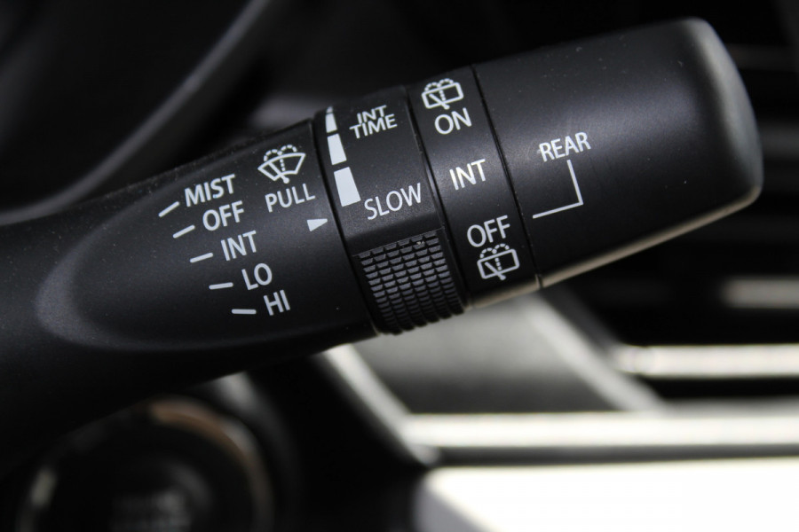 Suzuki Swift 1.2-83 pk MHEV Select Smart-Hybrid 5drs. Zeer betrouwbare en luxe wagen ! Slechts 15.000km ! Cruise Cntrl, LED verl., Airco, Navigatie, Stoelverwarm., Camera, Keyless entry & start, LM wielen, Metallic lak, Side- en lane assist etc.