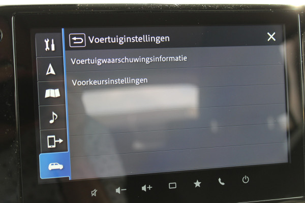 Suzuki Swift 1.2-83 pk MHEV Select Smart-Hybrid 5drs. Zeer betrouwbare en luxe wagen ! Slechts 15.000km ! Cruise Cntrl, LED verl., Airco, Navigatie, Stoelverwarm., Camera, Keyless entry & start, LM wielen, Metallic lak, Side- en lane assist etc.
