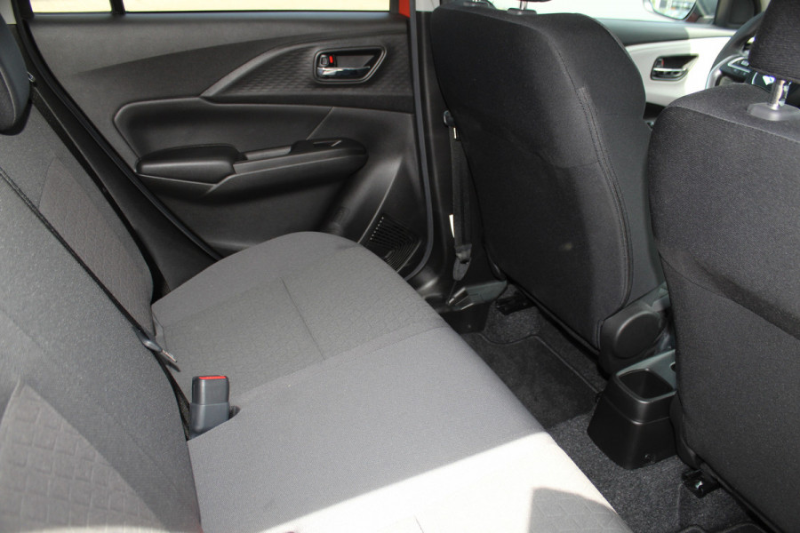 Suzuki Swift 1.2-83 pk MHEV Select Smart-Hybrid 5drs. Zeer betrouwbare en luxe wagen ! Slechts 15.000km ! Cruise Cntrl, LED verl., Airco, Navigatie, Stoelverwarm., Camera, Keyless entry & start, LM wielen, Metallic lak, Side- en lane assist etc.
