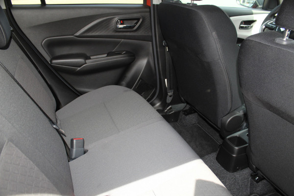 Suzuki Swift 1.2-83 pk MHEV Select Smart-Hybrid 5drs. Zeer betrouwbare en luxe wagen ! Slechts 15.000km ! Cruise Cntrl, LED verl., Airco, Navigatie, Stoelverwarm., Camera, Keyless entry & start, LM wielen, Metallic lak, Side- en lane assist etc.