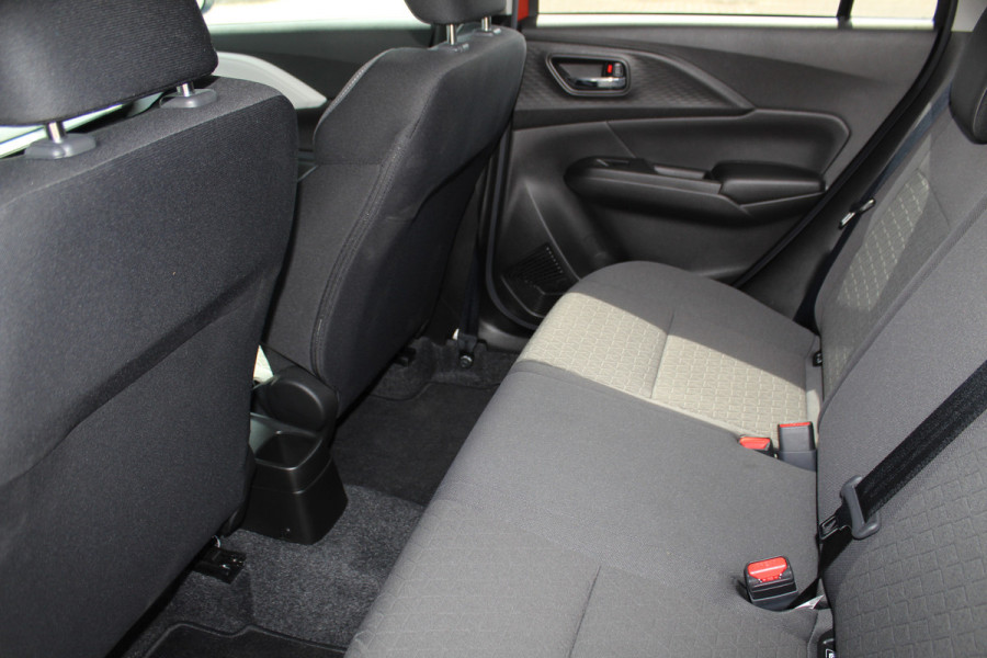 Suzuki Swift 1.2-83 pk MHEV Select Smart-Hybrid 5drs. Zeer betrouwbare en luxe wagen ! Slechts 15.000km ! Cruise Cntrl, LED verl., Airco, Navigatie, Stoelverwarm., Camera, Keyless entry & start, LM wielen, Metallic lak, Side- en lane assist etc.