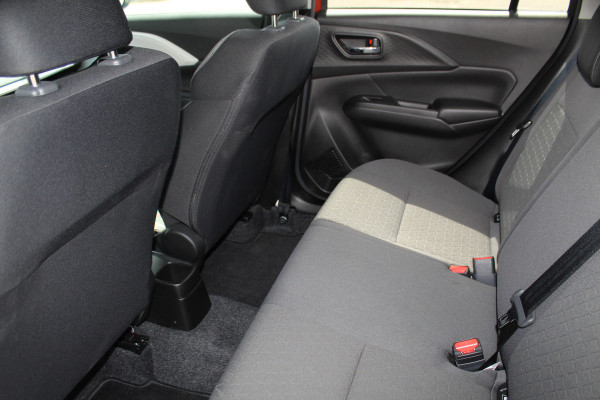 Suzuki Swift 1.2-83 pk MHEV Select Smart-Hybrid 5drs. Zeer betrouwbare en luxe wagen ! Slechts 15.000km ! Cruise Cntrl, LED verl., Airco, Navigatie, Stoelverwarm., Camera, Keyless entry & start, LM wielen, Metallic lak, Side- en lane assist etc.