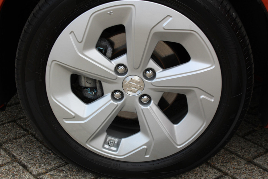 Suzuki Swift 1.2-83 pk MHEV Select Smart-Hybrid 5drs. Zeer betrouwbare en luxe wagen ! Slechts 15.000km ! Cruise Cntrl, LED verl., Airco, Navigatie, Stoelverwarm., Camera, Keyless entry & start, LM wielen, Metallic lak, Side- en lane assist etc.