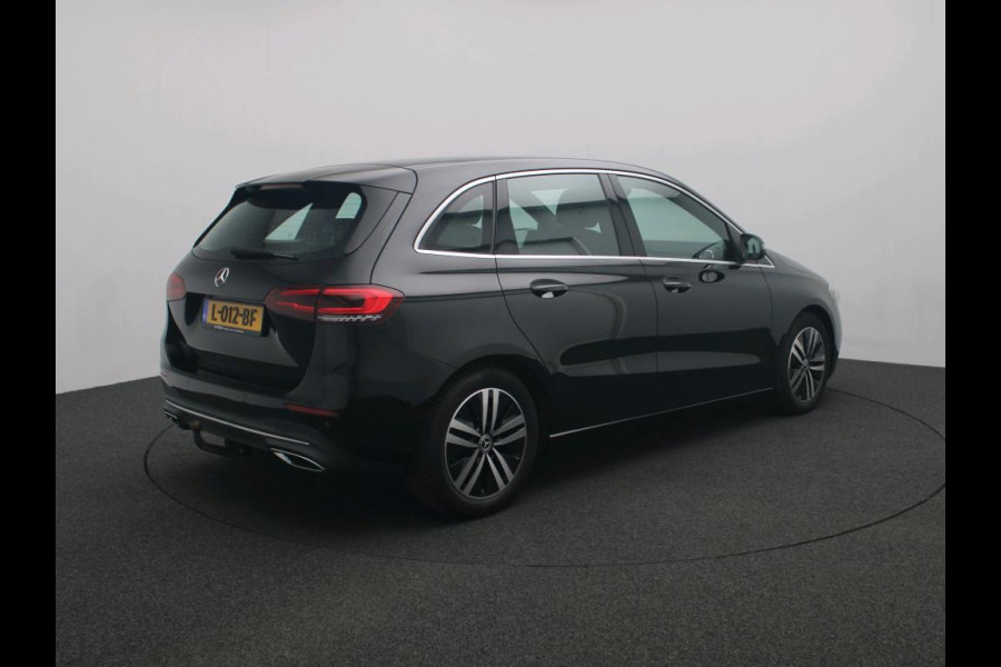 Mercedes-Benz B-Klasse 180 Business Solution Luxury Trekhaak | Parkeerpakket met achteruitrijcamera | Ledkoplampen | Sfeerverlichting | Stoelverwarming. Inclusief 24 maanden MB Certified garantie voor Europa.