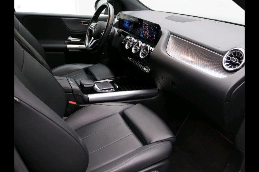 Mercedes-Benz B-Klasse 180 Business Solution Luxury Trekhaak | Parkeerpakket met achteruitrijcamera | Ledkoplampen | Sfeerverlichting | Stoelverwarming. Inclusief 24 maanden MB Certified garantie voor Europa.