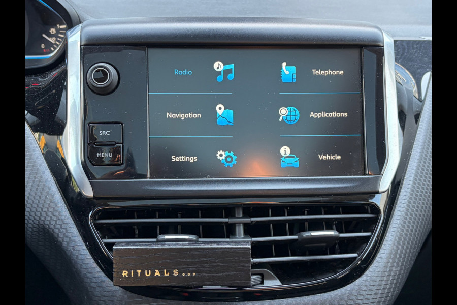 Peugeot 2008 1.2 PureTech / Pano / Navi / Leder / 131 PK
