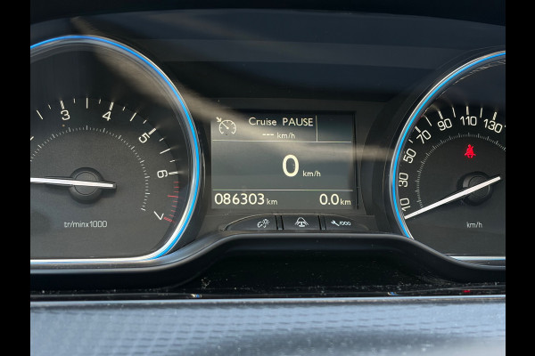 Peugeot 2008 1.2 PureTech / Pano / Navi / Leder / 131 PK