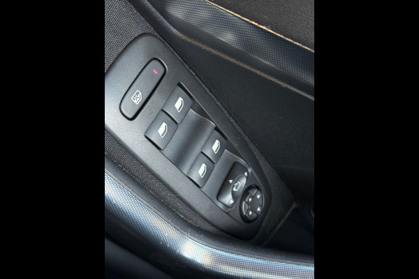 Peugeot 2008 1.2 PureTech / Pano / Navi / Leder / 131 PK