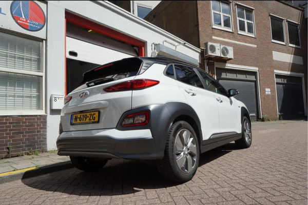 Hyundai Kona EV Premium 64 kWh | SOH 99.2% | Trekhaak | Leer | Adaptive + Lane + Blindspot | Premium Audio + Apple + All Season banden | Dealer onderhouden