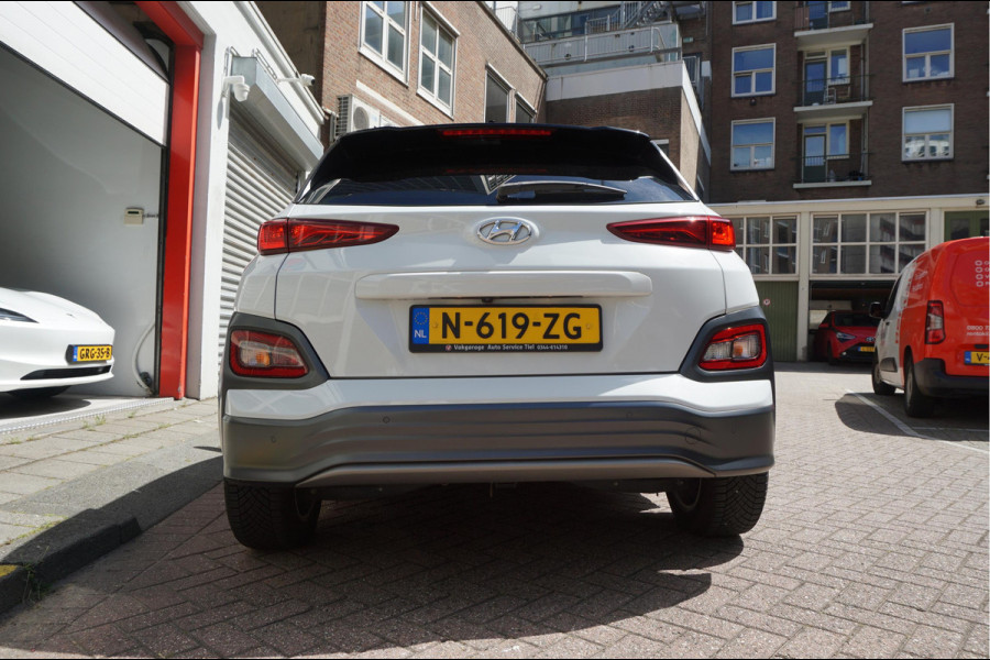 Hyundai Kona EV Premium 64 kWh | SOH 99.2% | Trekhaak | Leer | Adaptive + Lane + Blindspot | Premium Audio + Apple + All Season banden | Dealer onderhouden