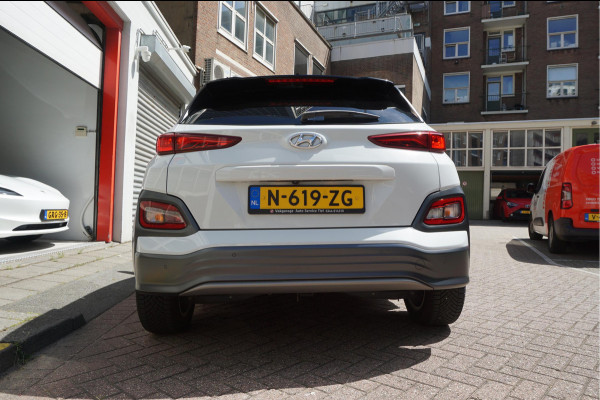Hyundai Kona EV Premium 64 kWh | SOH 99.2% | Trekhaak | Leer | Adaptive + Lane + Blindspot | Premium Audio + Apple + All Season banden | Dealer onderhouden