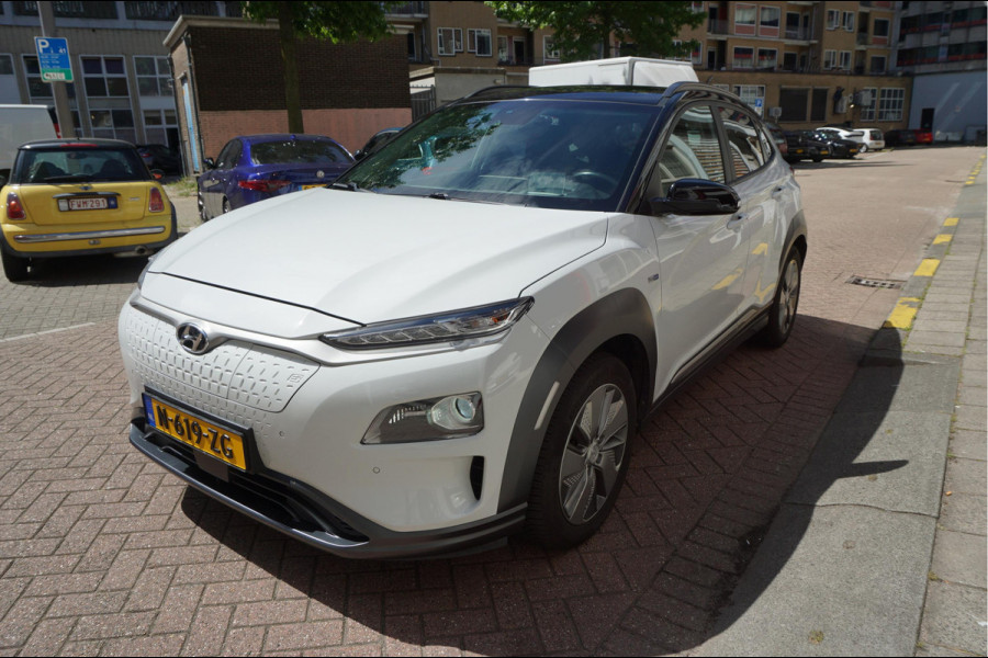 Hyundai Kona EV Premium 64 kWh | SOH 99.2% | Trekhaak | Leer | Adaptive + Lane + Blindspot | Premium Audio + Apple + All Season banden | Dealer onderhouden