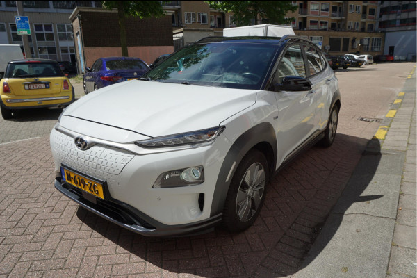 Hyundai Kona EV Premium 64 kWh | SOH 99.2% | Trekhaak | Leer | Adaptive + Lane + Blindspot | Premium Audio + Apple + All Season banden | Dealer onderhouden