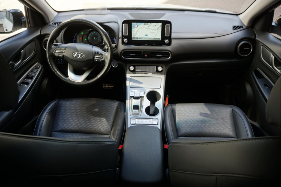 Hyundai Kona EV Premium 64 kWh | SOH 99.2% | Trekhaak | Leer | Adaptive + Lane + Blindspot | Premium Audio + Apple + All Season banden | Dealer onderhouden