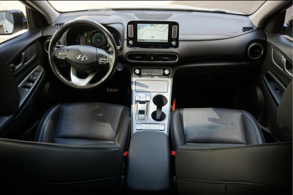 Hyundai Kona EV Premium 64 kWh | SOH 99.2% | Trekhaak | Leer | Adaptive + Lane + Blindspot | Premium Audio + Apple + All Season banden | Dealer onderhouden