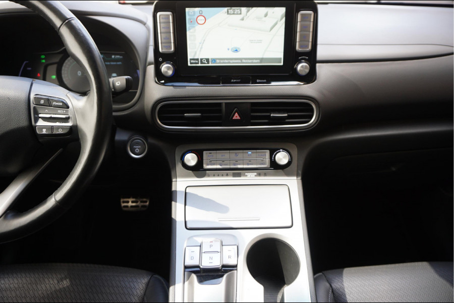 Hyundai Kona EV Premium 64 kWh | SOH 99.2% | Trekhaak | Leer | Adaptive + Lane + Blindspot | Premium Audio + Apple + All Season banden | Dealer onderhouden