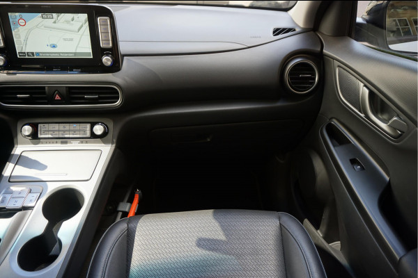 Hyundai Kona EV Premium 64 kWh | SOH 99.2% | Trekhaak | Leer | Adaptive + Lane + Blindspot | Premium Audio + Apple + All Season banden | Dealer onderhouden
