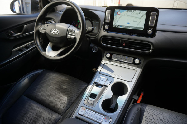 Hyundai Kona EV Premium 64 kWh | SOH 99.2% | Trekhaak | Leer | Adaptive + Lane + Blindspot | Premium Audio + Apple + All Season banden | Dealer onderhouden