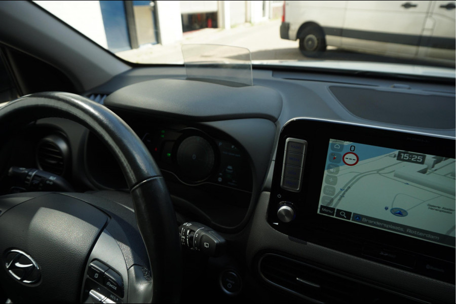 Hyundai Kona EV Premium 64 kWh | SOH 99.2% | Trekhaak | Leer | Adaptive + Lane + Blindspot | Premium Audio + Apple + All Season banden | Dealer onderhouden