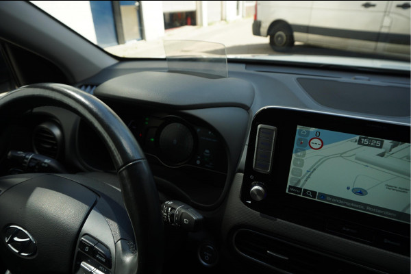 Hyundai Kona EV Premium 64 kWh | SOH 99.2% | Trekhaak | Leer | Adaptive + Lane + Blindspot | Premium Audio + Apple + All Season banden | Dealer onderhouden