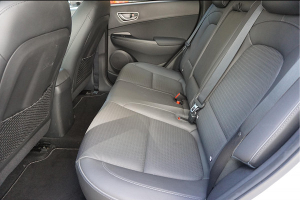 Hyundai Kona EV Premium 64 kWh | SOH 99.2% | Trekhaak | Leer | Adaptive + Lane + Blindspot | Premium Audio + Apple + All Season banden | Dealer onderhouden