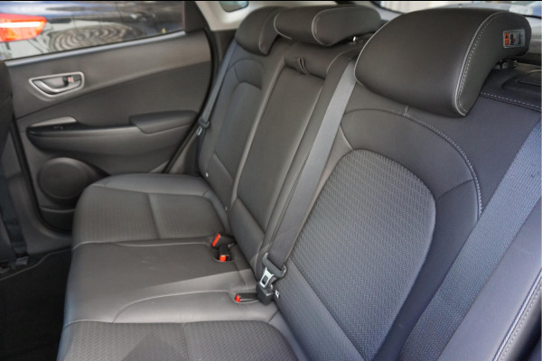 Hyundai Kona EV Premium 64 kWh | SOH 99.2% | Trekhaak | Leer | Adaptive + Lane + Blindspot | Premium Audio + Apple + All Season banden | Dealer onderhouden