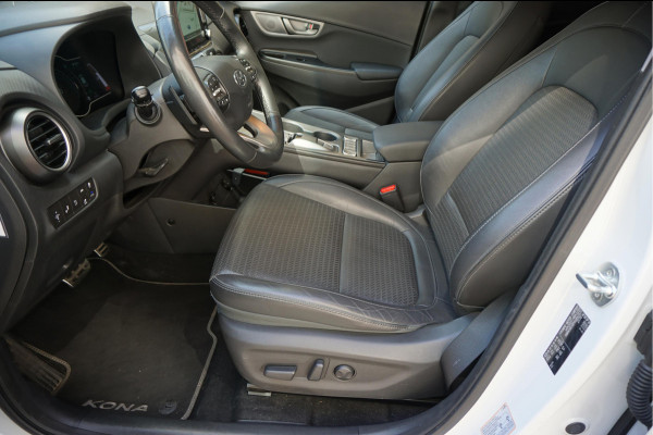 Hyundai Kona EV Premium 64 kWh | SOH 99.2% | Trekhaak | Leer | Adaptive + Lane + Blindspot | Premium Audio + Apple + All Season banden | Dealer onderhouden