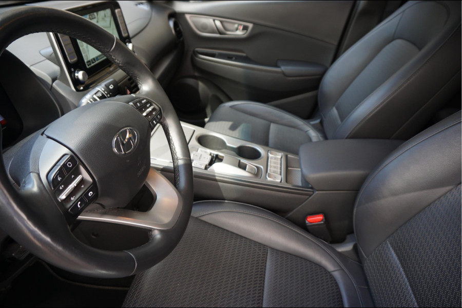 Hyundai Kona EV Premium 64 kWh | SOH 99.2% | Trekhaak | Leer | Adaptive + Lane + Blindspot | Premium Audio + Apple + All Season banden | Dealer onderhouden