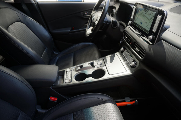 Hyundai Kona EV Premium 64 kWh | SOH 99.2% | Trekhaak | Leer | Adaptive + Lane + Blindspot | Premium Audio + Apple + All Season banden | Dealer onderhouden