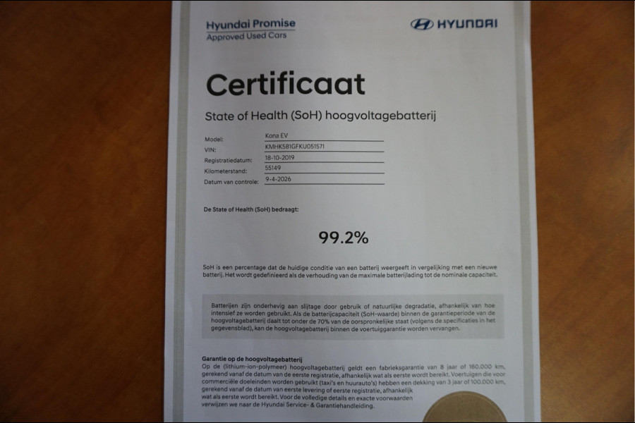 Hyundai Kona EV Premium 64 kWh | SOH 99.2% | Trekhaak | Leer | Adaptive + Lane + Blindspot | Premium Audio + Apple + All Season banden | Dealer onderhouden