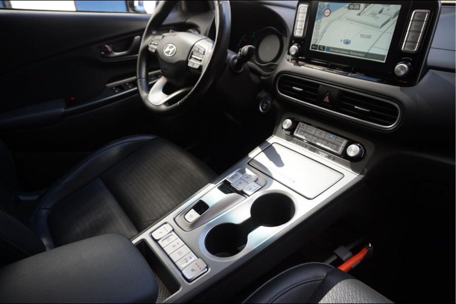 Hyundai Kona EV Premium 64 kWh | SOH 99.2% | Trekhaak | Leer | Adaptive + Lane + Blindspot | Premium Audio + Apple + All Season banden | Dealer onderhouden