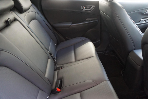 Hyundai Kona EV Premium 64 kWh | SOH 99.2% | Trekhaak | Leer | Adaptive + Lane + Blindspot | Premium Audio + Apple + All Season banden | Dealer onderhouden