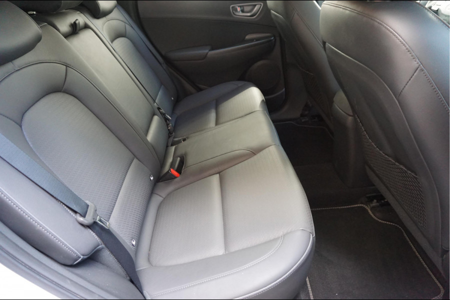 Hyundai Kona EV Premium 64 kWh | SOH 99.2% | Trekhaak | Leer | Adaptive + Lane + Blindspot | Premium Audio + Apple + All Season banden | Dealer onderhouden