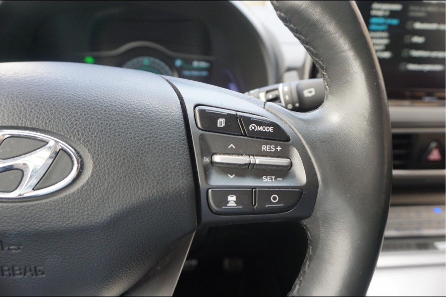 Hyundai Kona EV Premium 64 kWh | SOH 99.2% | Trekhaak | Leer | Adaptive + Lane + Blindspot | Premium Audio + Apple + All Season banden | Dealer onderhouden